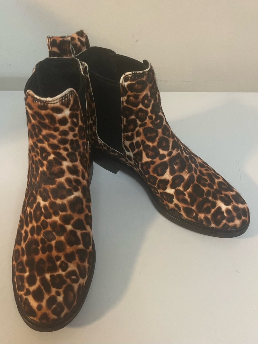Clark’s Leopard Print Clarkdale Arlo Chelsea Boot Size 8. Classic. Never Worn